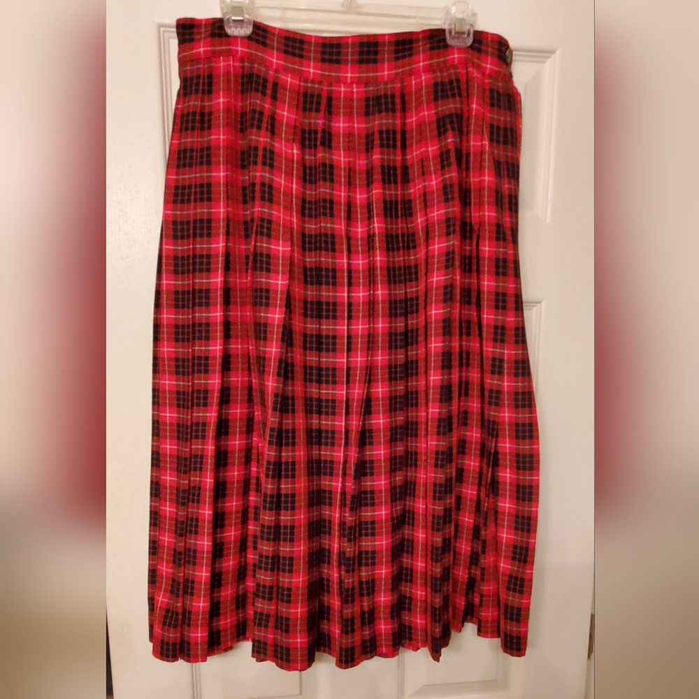 Red/black long plaid skirt
